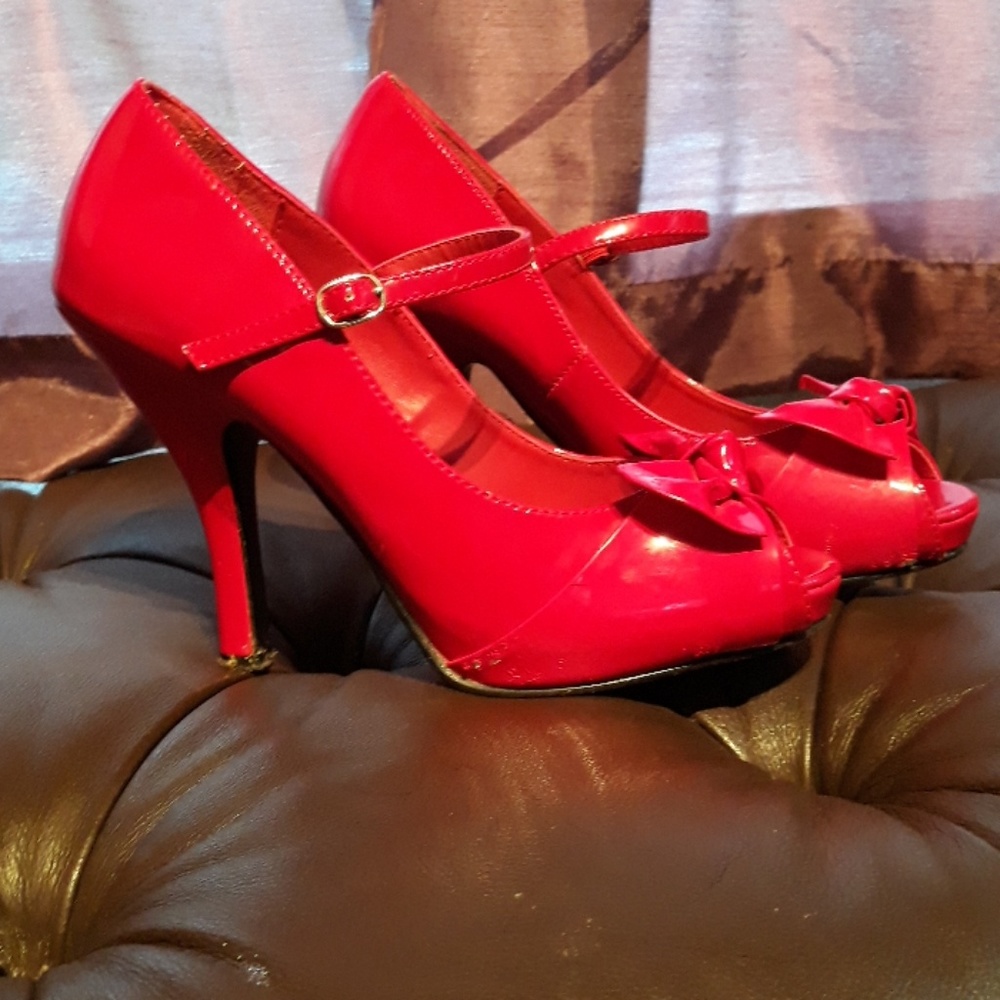 Red pinup couture pumps